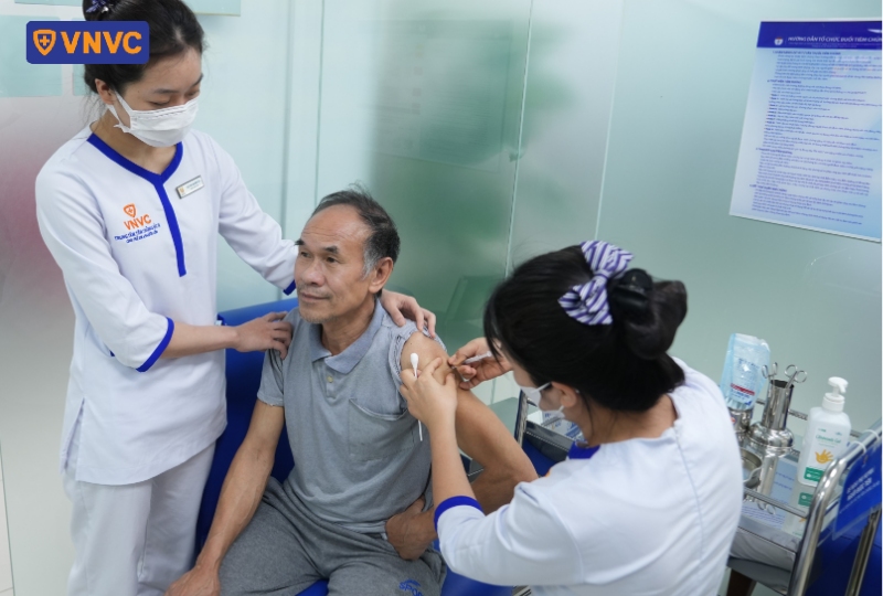 ông trịnh hồng khương tiêm vắc xin tại vnvc