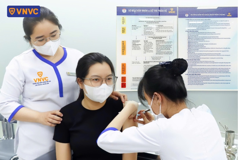 phụ nữ đi tiêm phòng