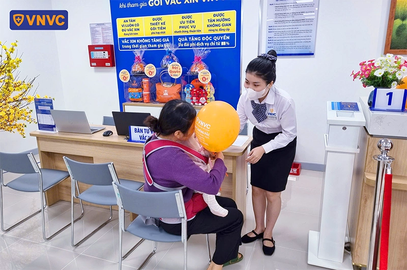 tặng bóng bay cho bé