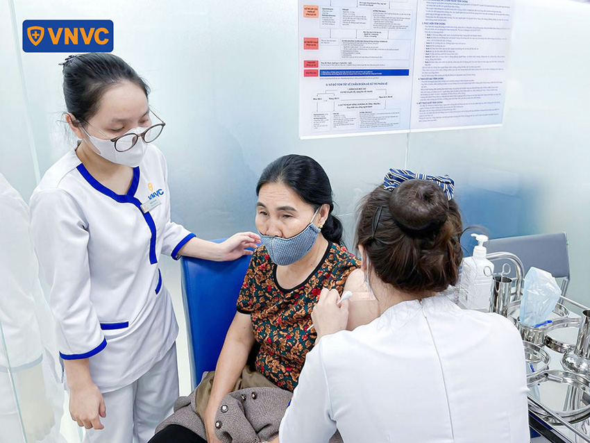 tiêm ngừa cho cụ bà