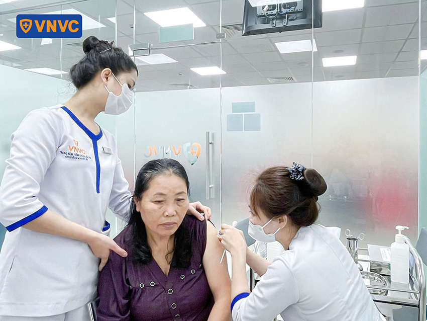 tiêm ngừa cho người lớn tuổi