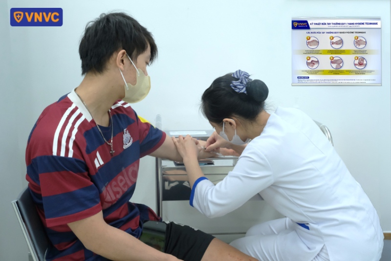 tiêm vắc xin cho thanh niên