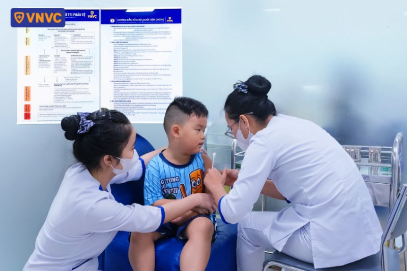 tiêm vắc xin cho trẻ trước kỳ nghỉ tết