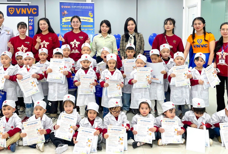 trao giấy khen cho các cháu