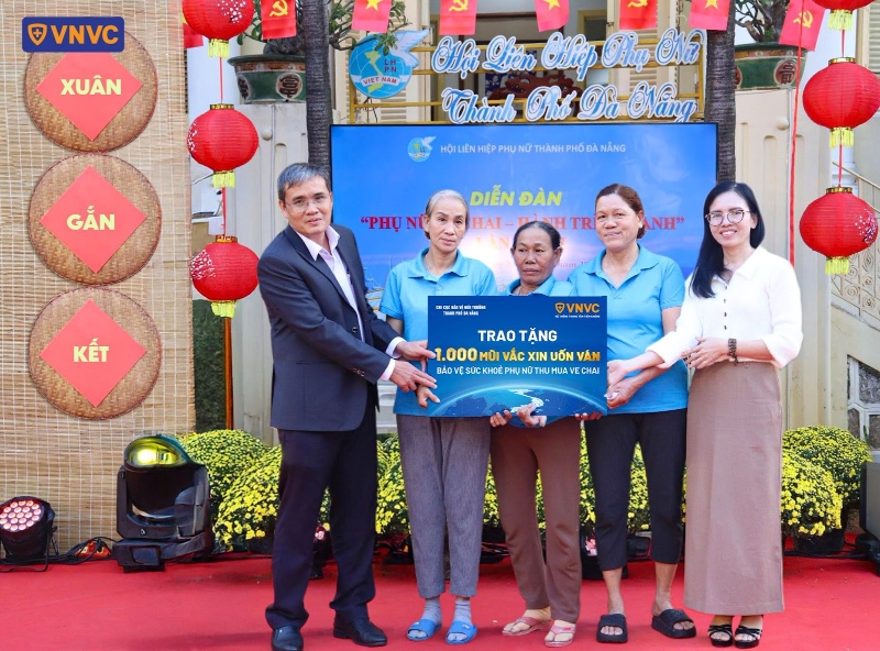 trao tặng vắc xin uốn ván