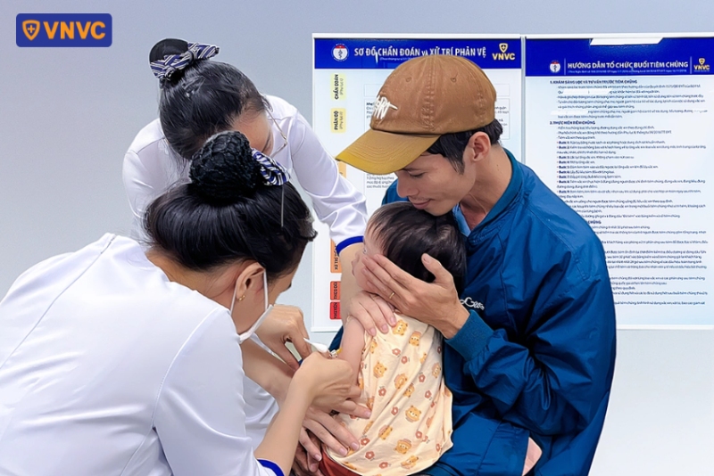 ba đưa con đi tiêm phòng