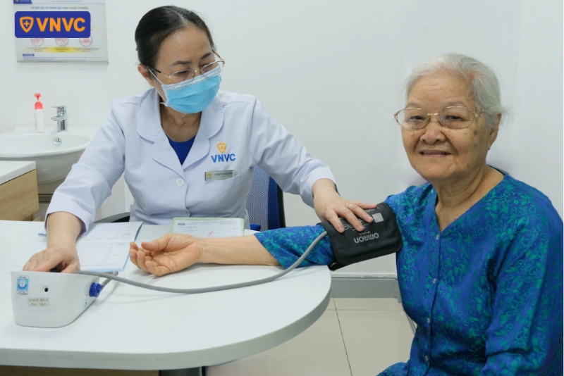 bà hội đến vnvc tiêm cúm