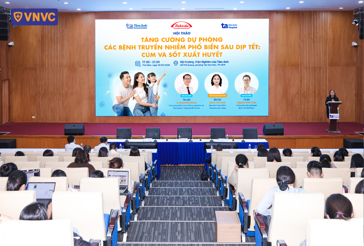 bác sĩ trình bày thông tin