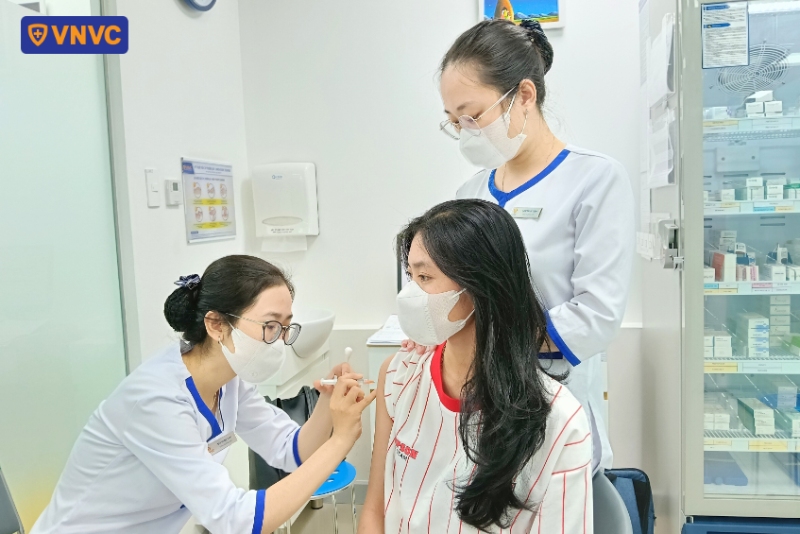 bạn nữ tiêm ngừa hpv