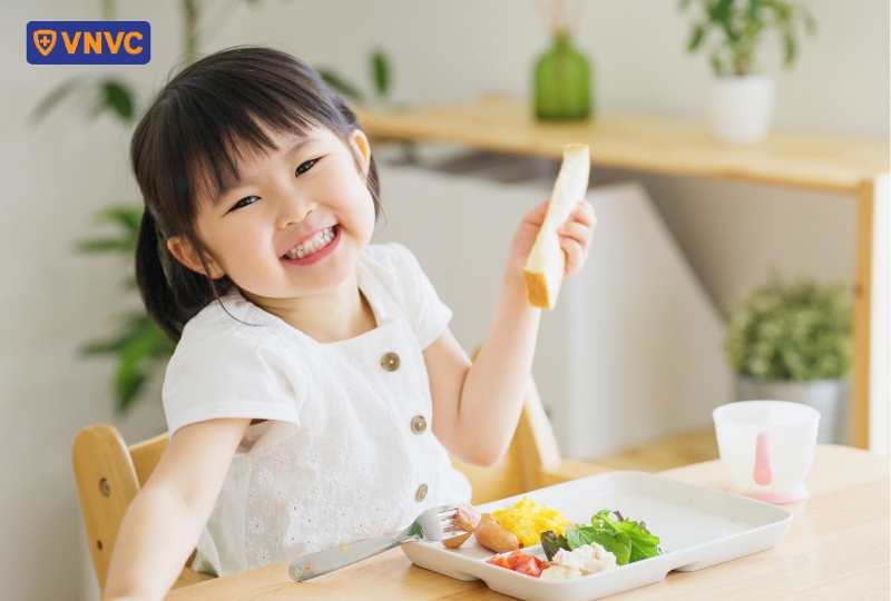 bé ăn uống vui vẻ