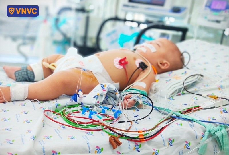 bé bệnh phải cấp cứu