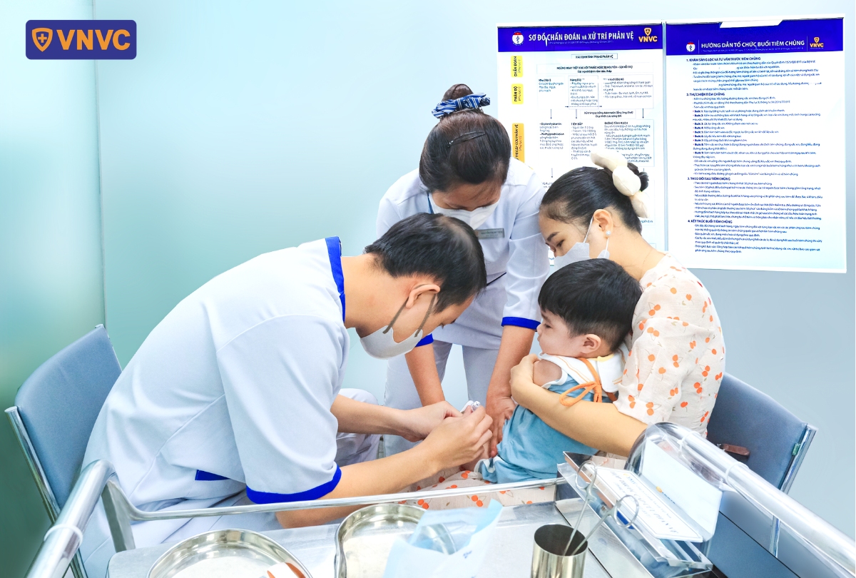 bé tiêm vắc xin tại vnvc phú quốc