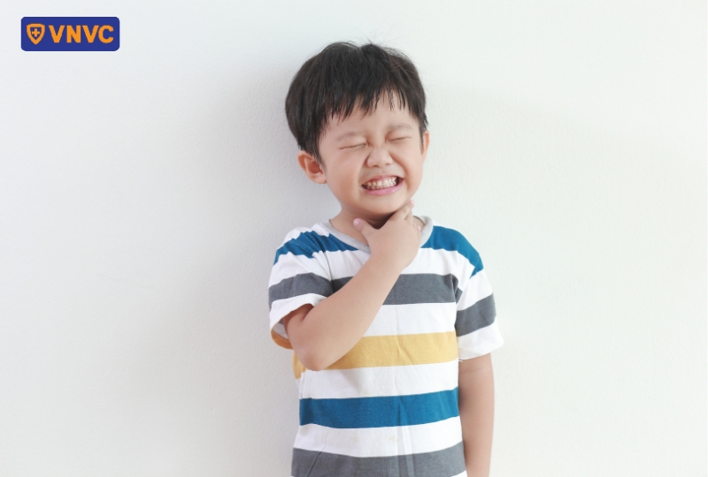 bé trai bị đau họng