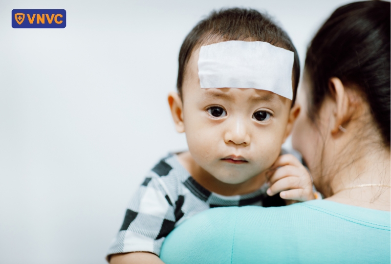 bé trai bị sốt