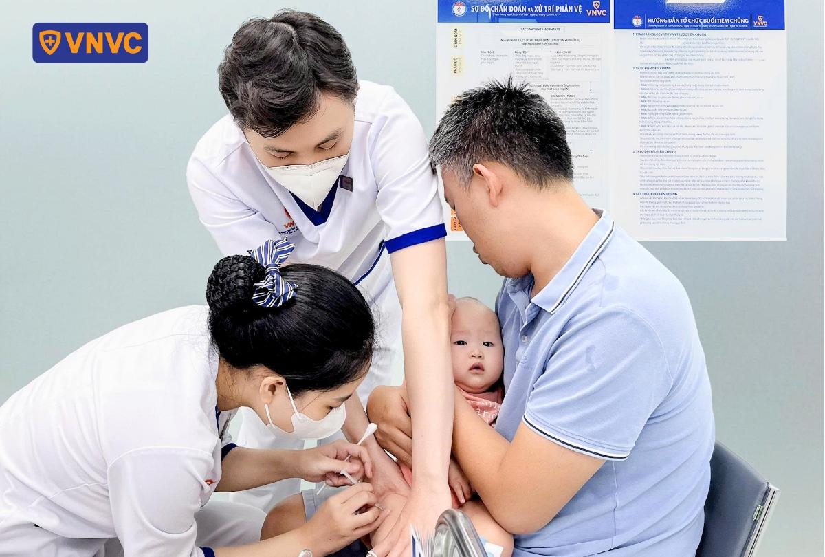 bố đưa con đi tiêm vắc xin