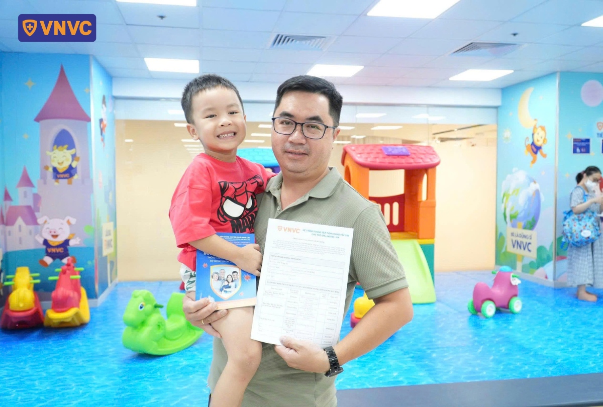 bố và trẻ có giấy xác nhận tiêm chủng