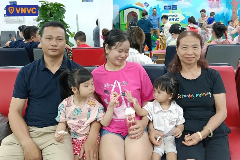 cả gia đình đến vnvc tiêm phòng cúm