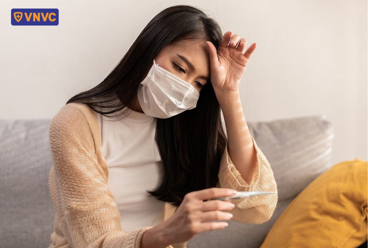 dấu hiệu sốt mệt mỏi khi nhiễm biến thể ve sầu