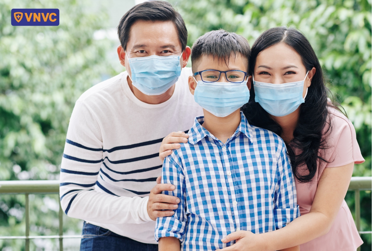 đeo khẩu trang phòng bệnh cho gia đình
