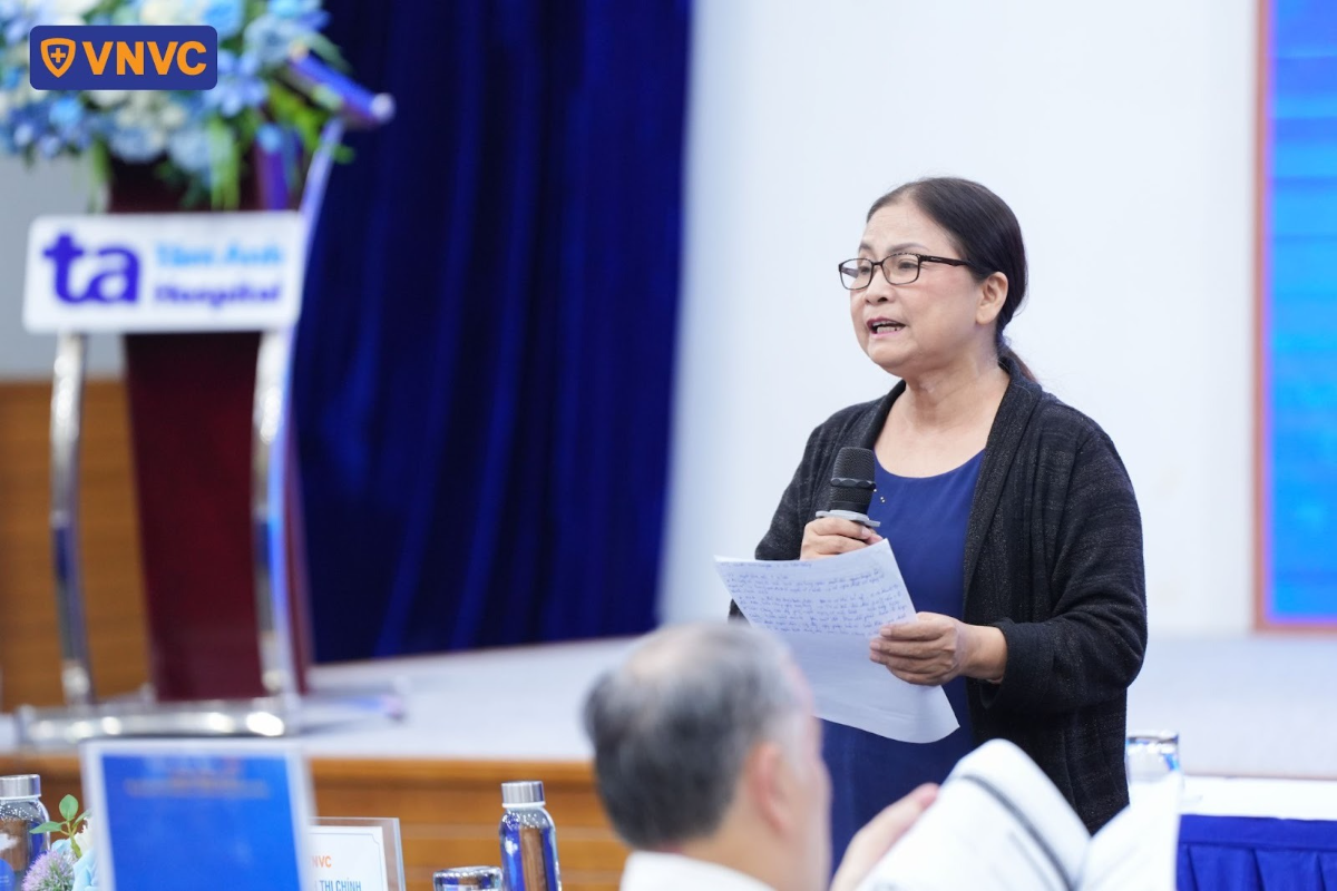 diễn giả đứng nói