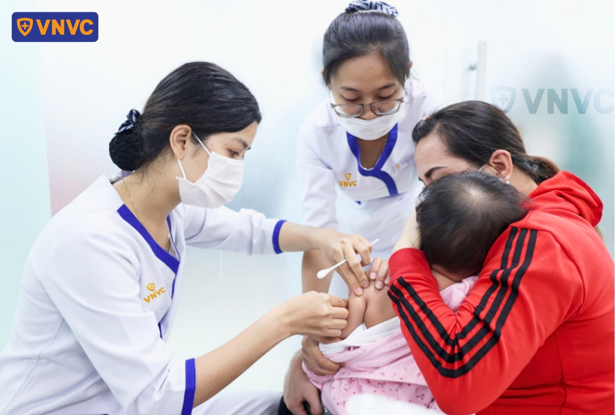 điều dưỡng thực hiện tiêm phòng cho bé