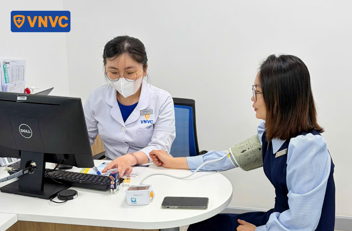đo huyết áp người đi tiêm