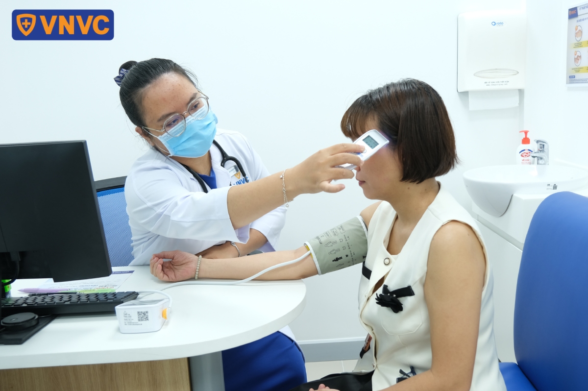 đo nhiệt độ cơ thể cho khách hàng