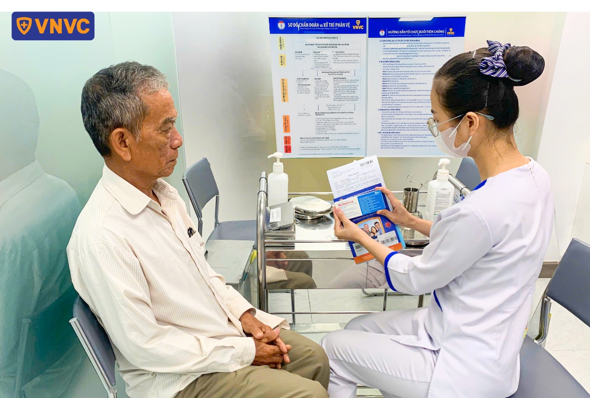 đọc thông tin vắc xin trước tiêm