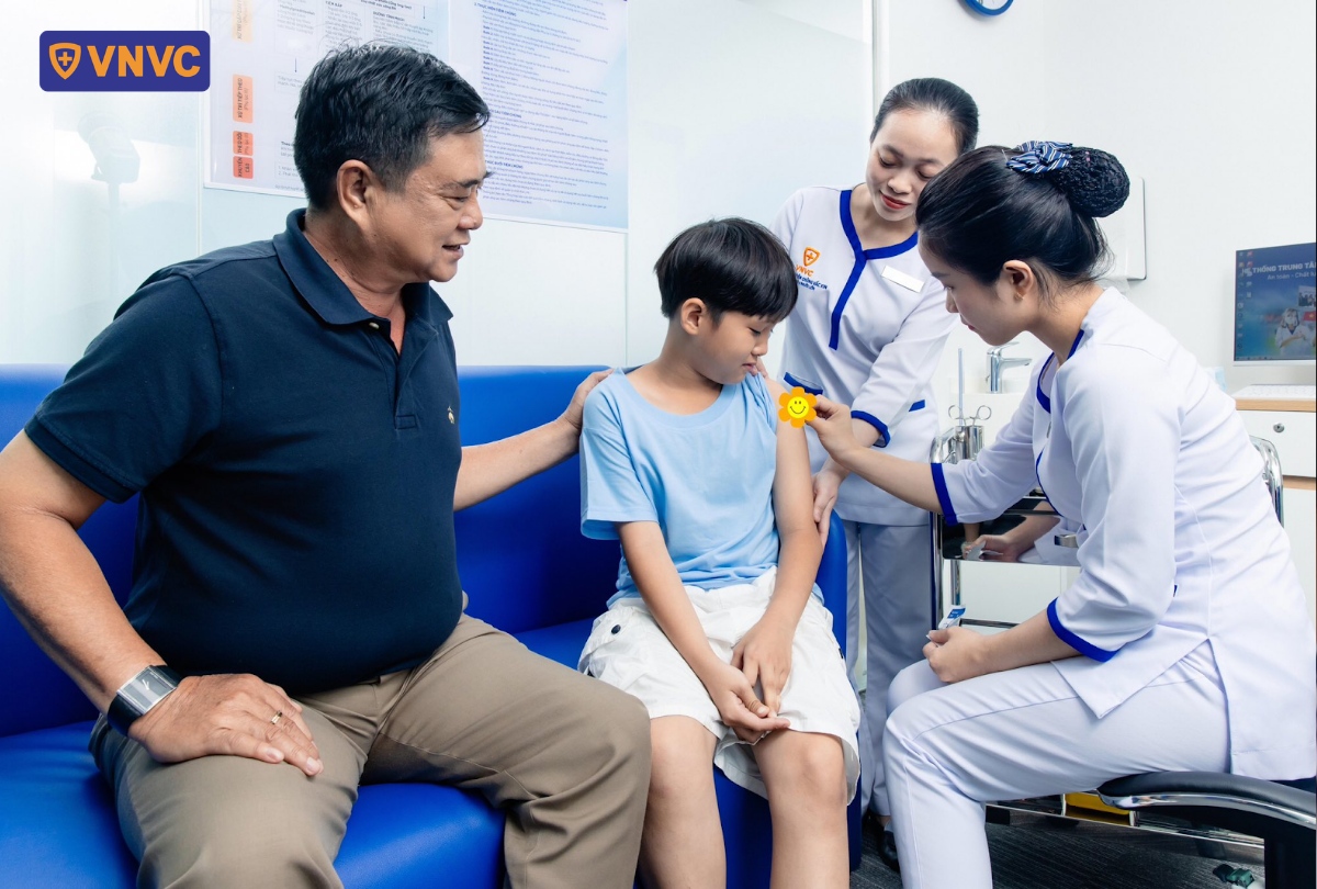 đưa bé trai đi tiêm phòng