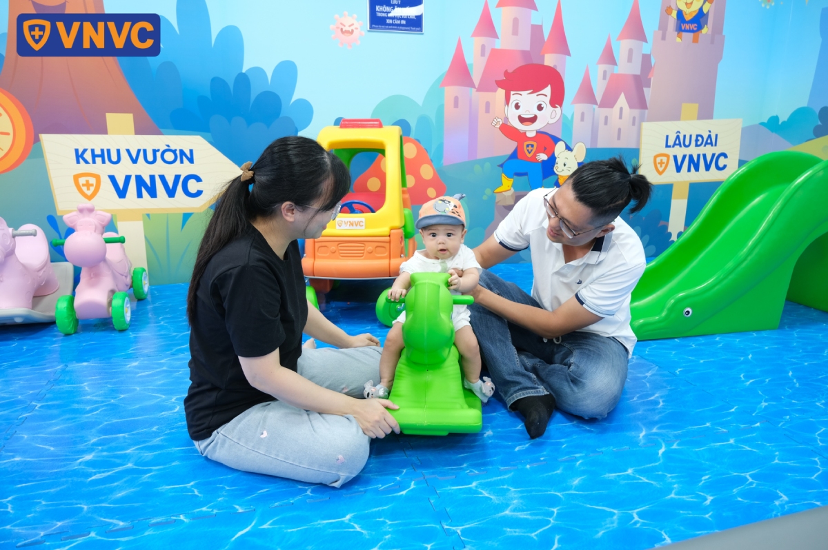 gia đình khách hàng chờ theo dõi sau tiêm