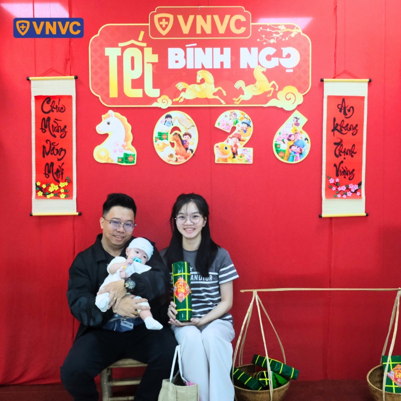 gia đình tham gia lắc quẻ