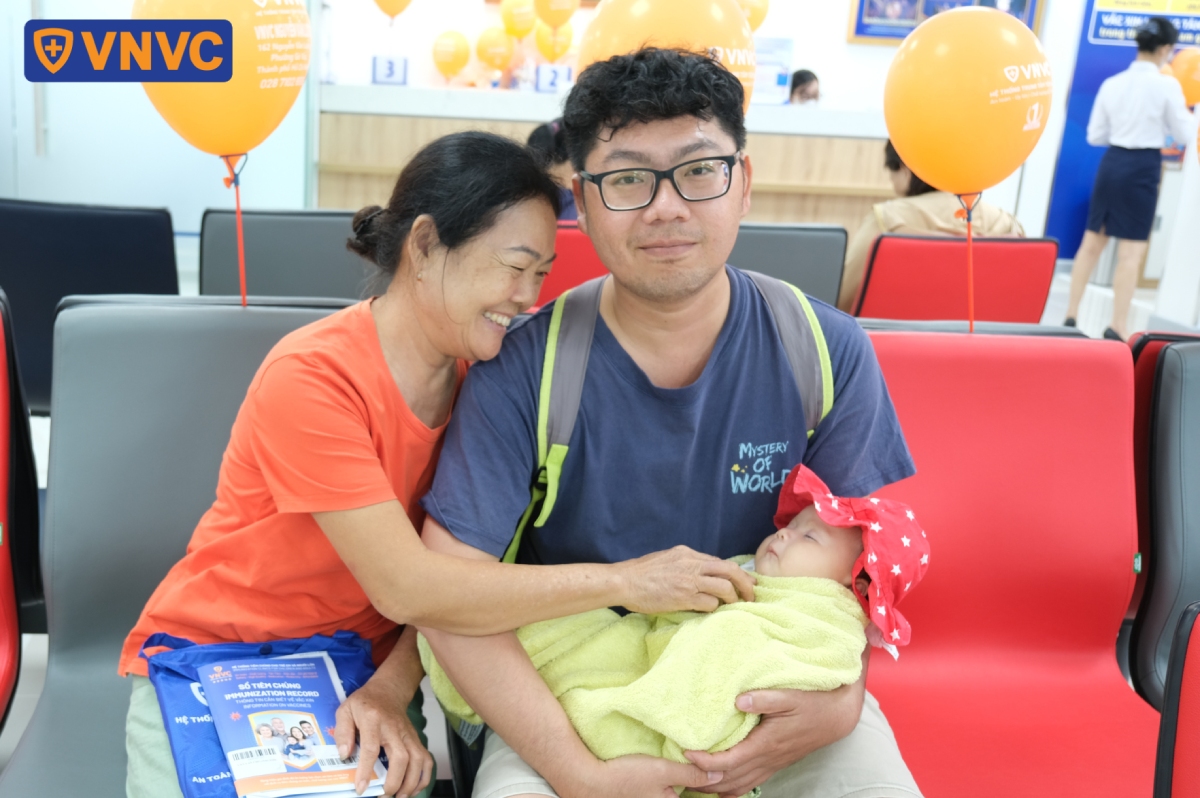 gia đình trẻ sơ sinh tiêm chủng tại vnvc củ chi