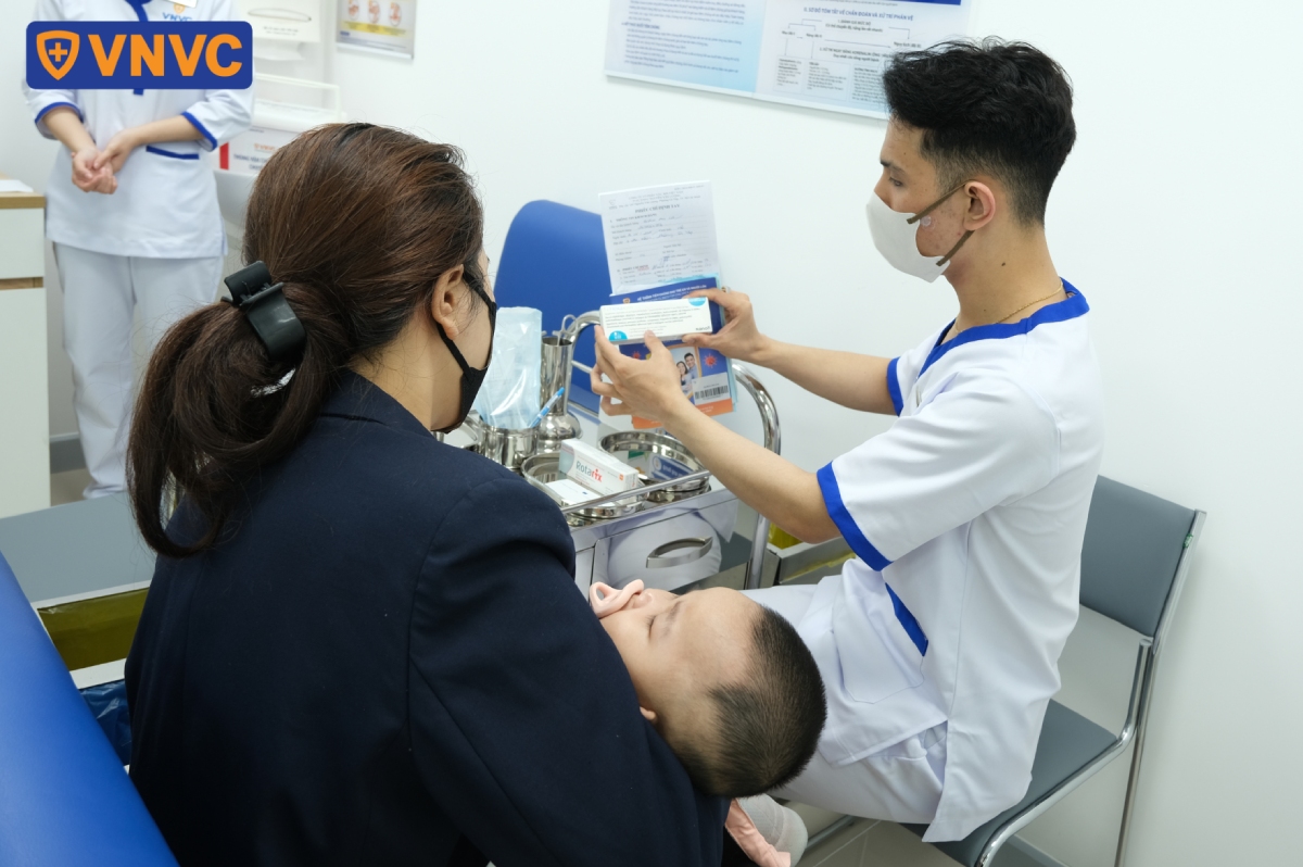 giới thiệu vắc xin cho khách hàng