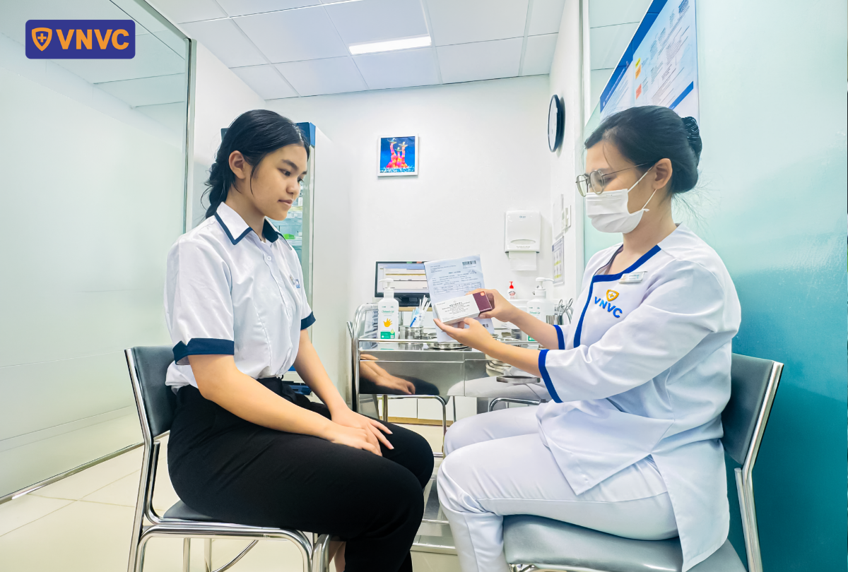 học sinh đi tiêm vắc xin