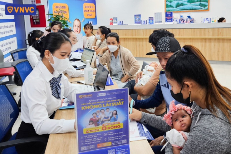 khách hàng đang được tư vấn