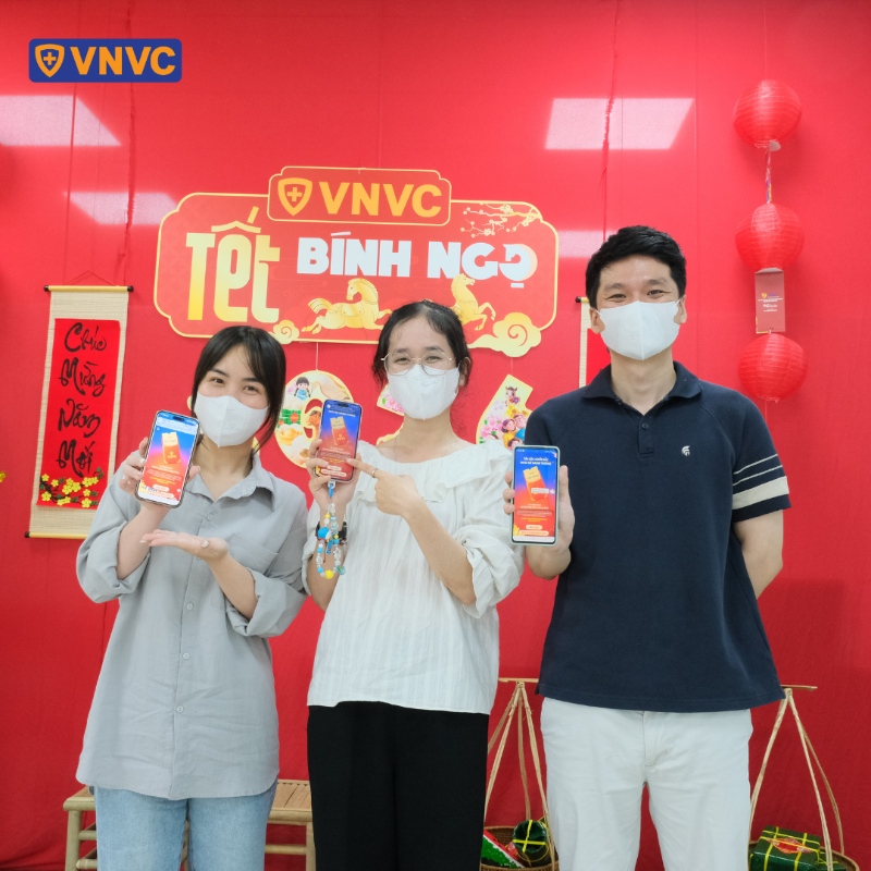 khách hàng lắc quẻ nhận lì xì