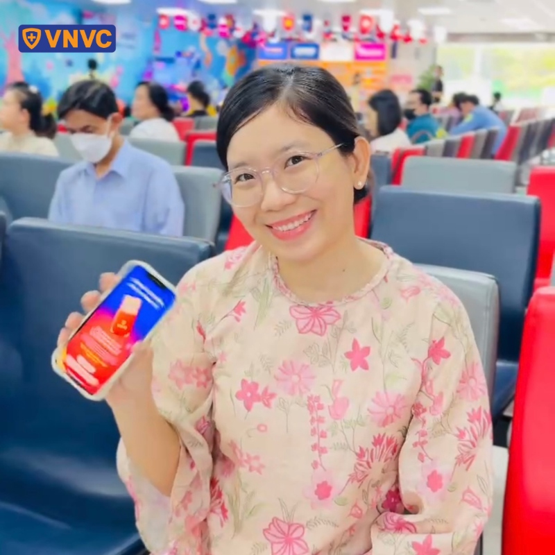 khách hàng nữ tham gia lắc quẻ vnvc