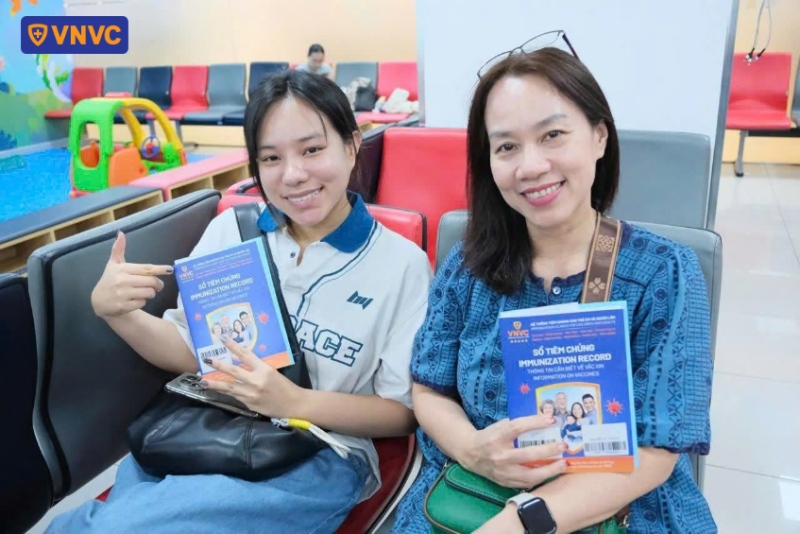 khách nữ đi tiêm tại vnvc