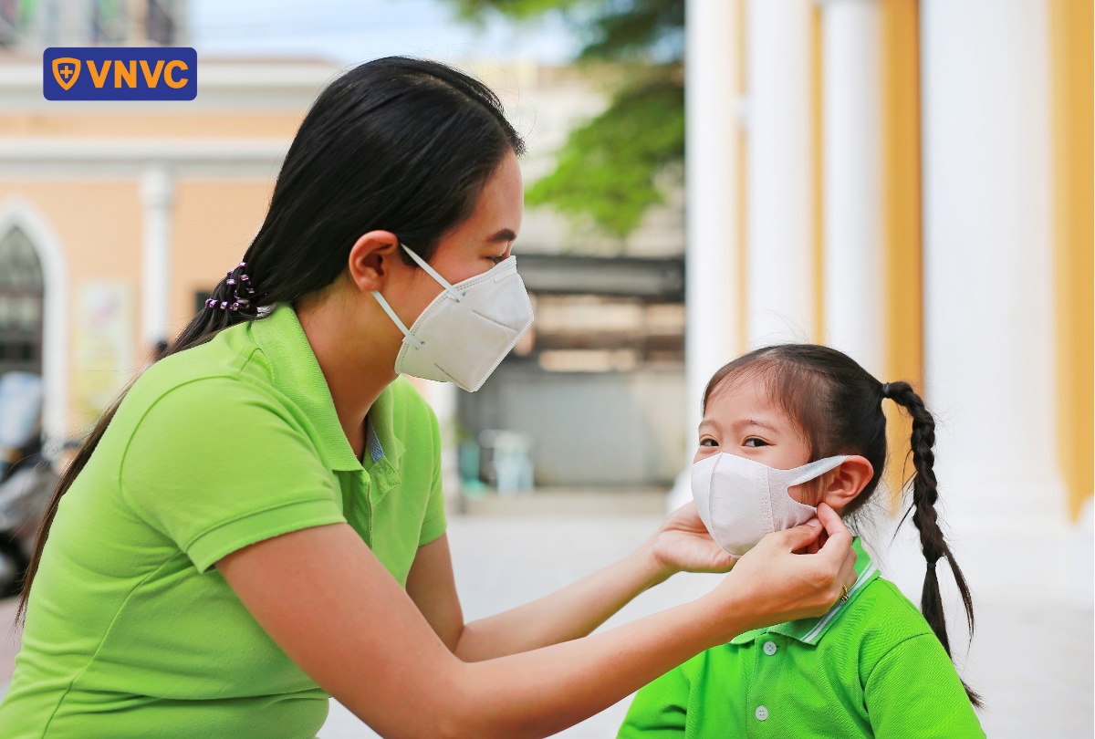 mẹ đeo khẩu trang cho bé
