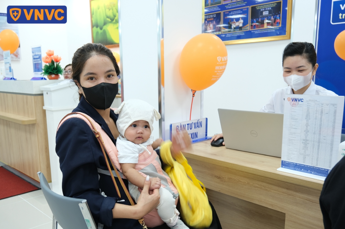 mẹ đưa bé đi tiêm tại vnvc củ chi
