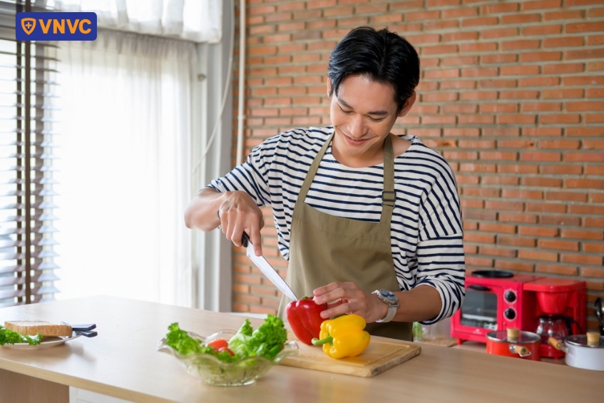 nam giới cắt trái cây