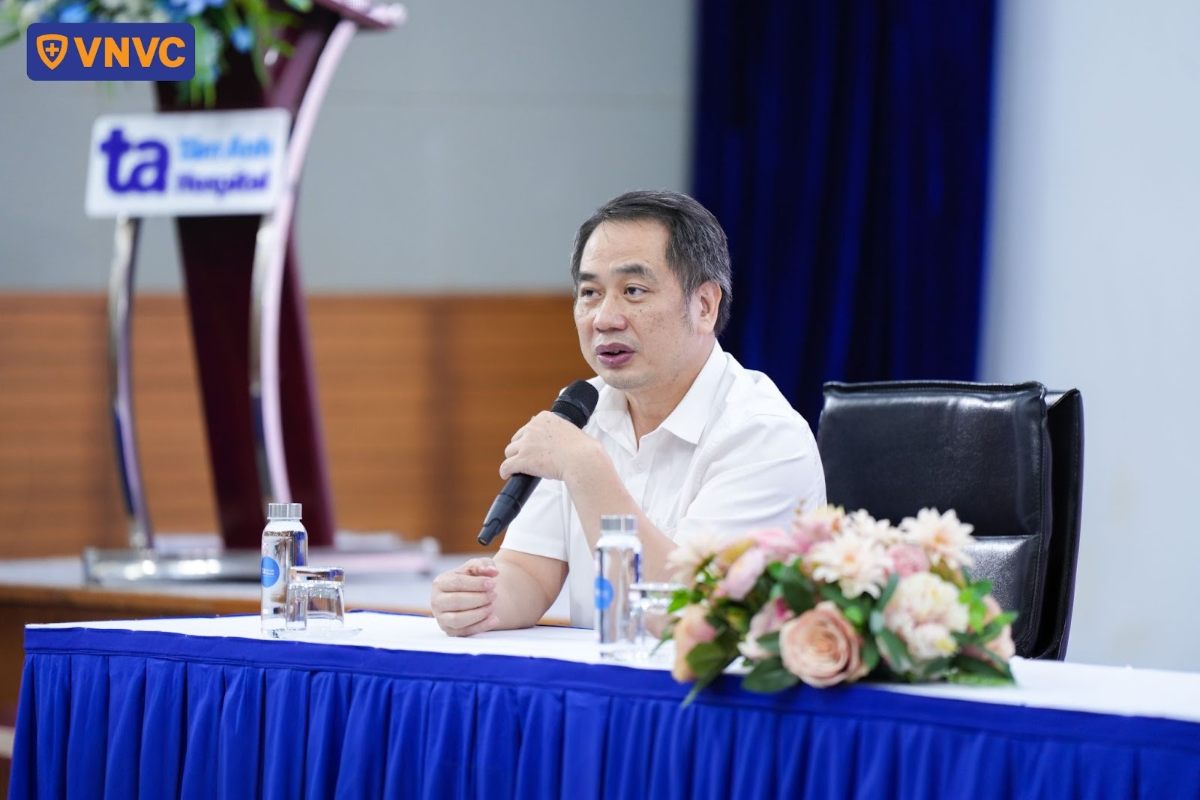 người đàn ông cầm micro