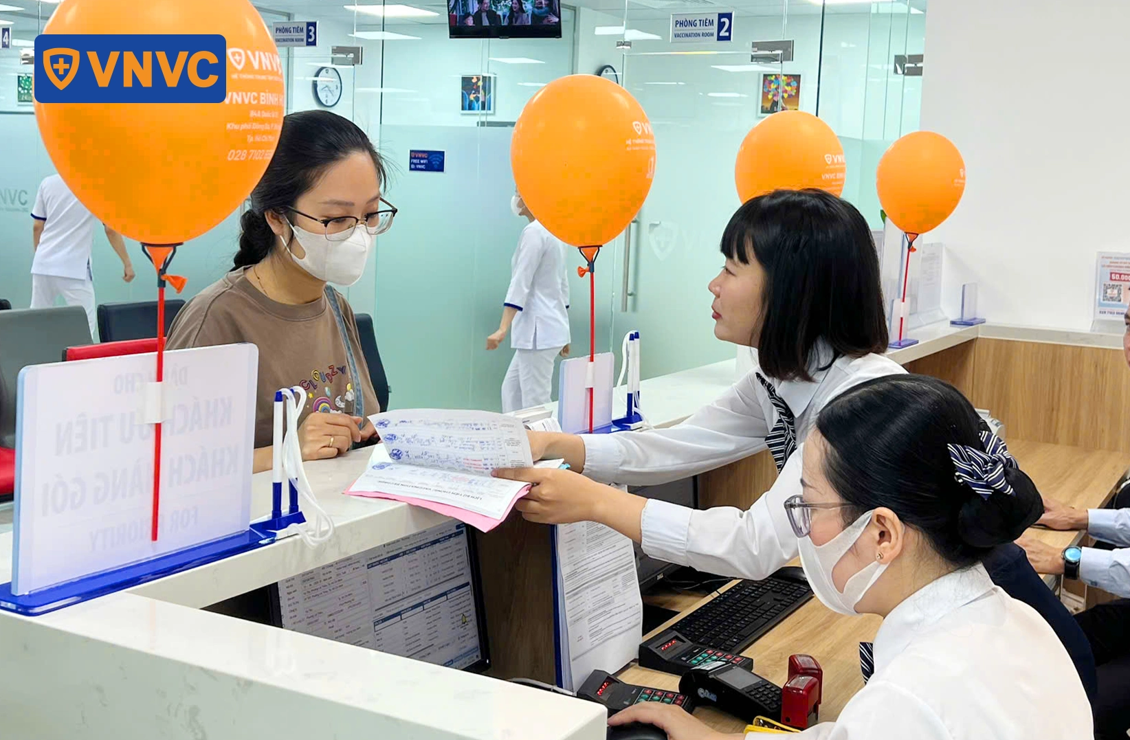 nhân viên vnvc tư vấn cho khách hàng