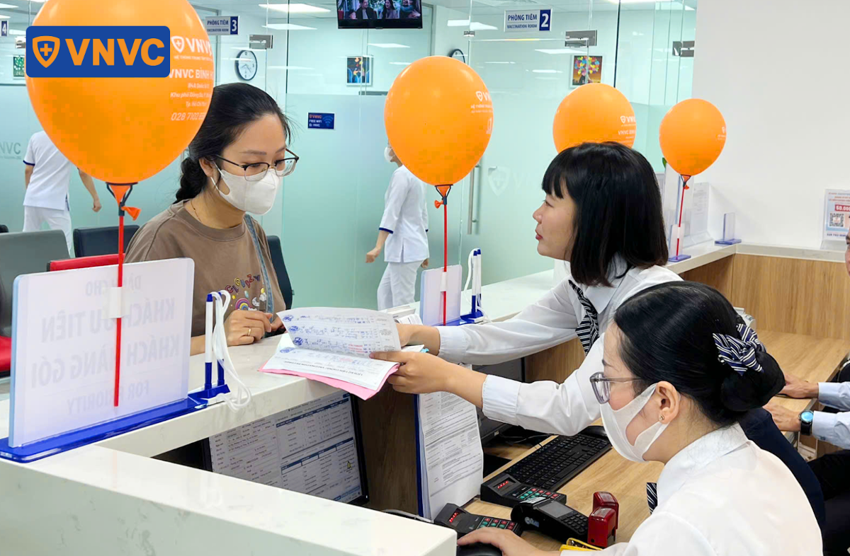 nhân viên vnvc tư vấn cho khách