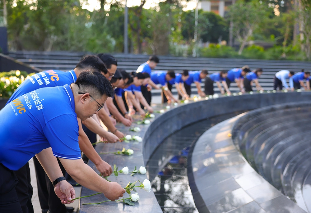 nhân viên vnvc tưởng niệm nạn nhân covid