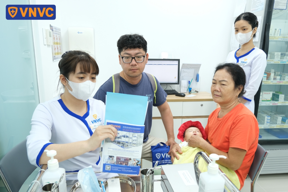 nhân viên y tế tư vấn tiêm chủng