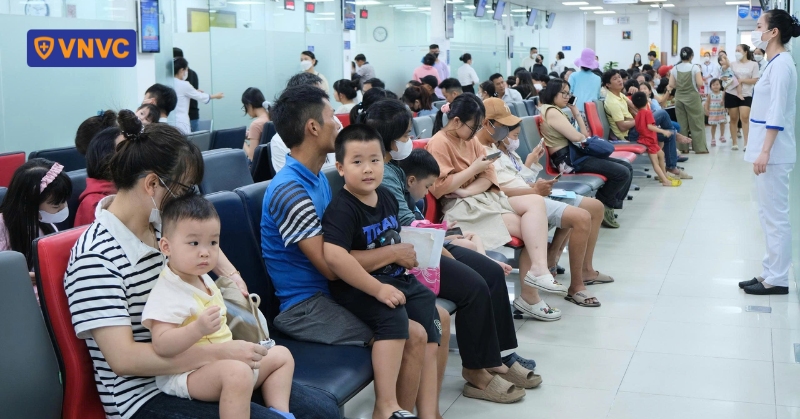 Gia tăng số lượng phụ huynh đưa con đến VNVC tiêm phòng não mô cầu