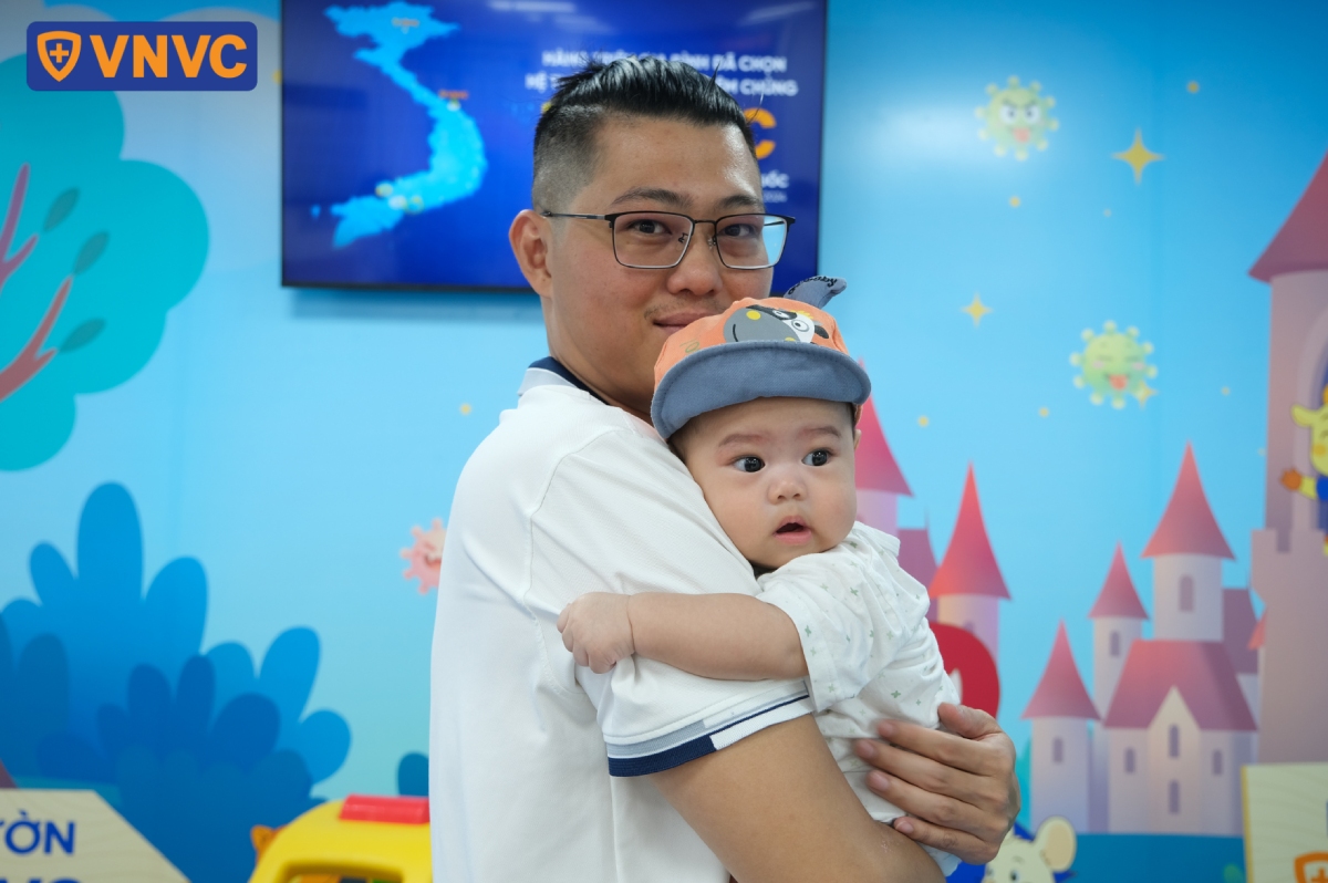 phụ huynh và bé theo dõi sau tiêm