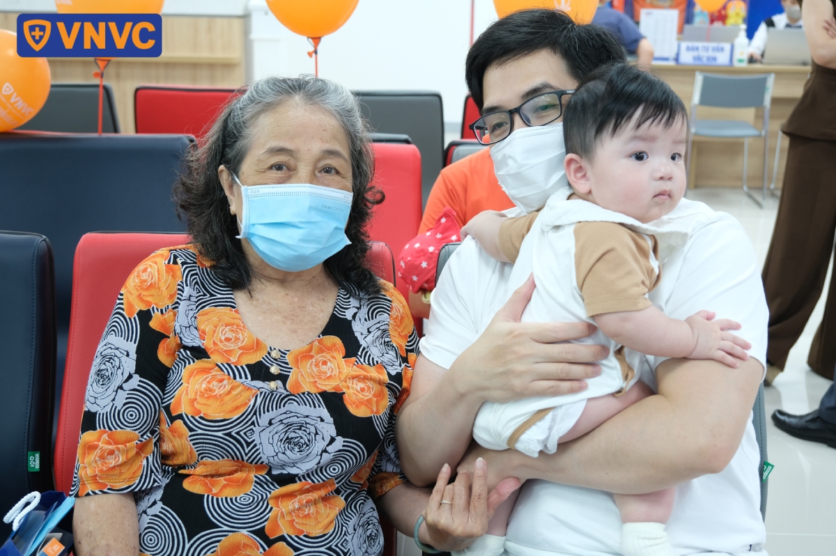 phụ nữ lớn tuổi và trẻ em tiêm tại vnvc