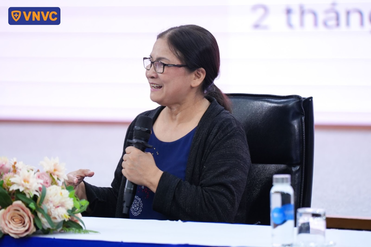 phụ nữ ngồi cầm micro